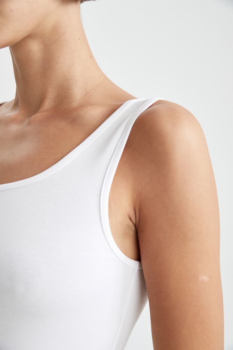 Woman Slim Fit Crew Neck Knitted Athlete - White