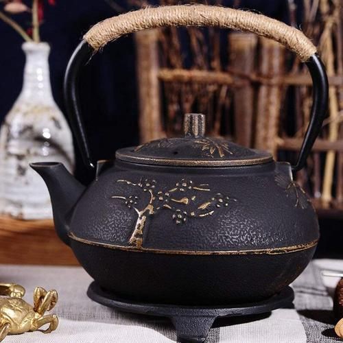 Japanese Cast Iron Teapot Kettle With Stainless Steel Infuser / Strainer , Plum Blossom 30 Ounce ( 900 Ml )