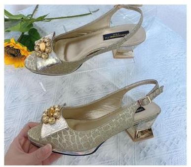Gorgeous Beautiful Gold Low Heels Sandals