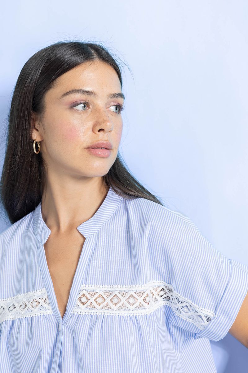 Woman Casual Cropped Fit C Neck Woven Short Sleeve Blouse - Blue