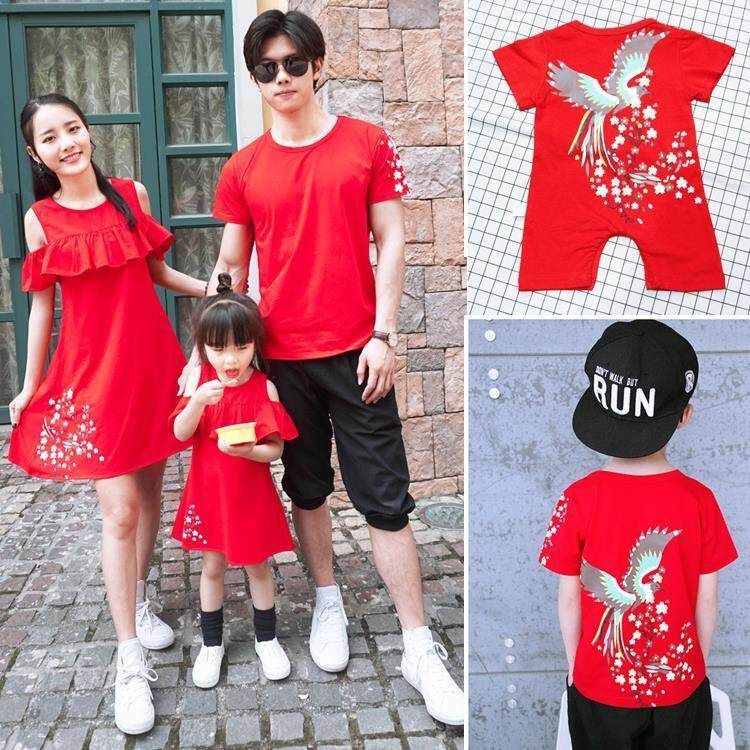 A Family Of Three Parents And Children Wear 2020 New Summ
