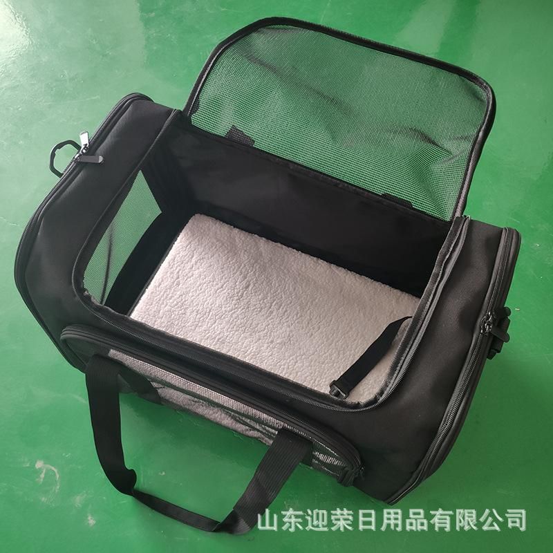 Manufacturers supply an upgraded version of the dog breathable Oxford cloth pet bag foldable portable pet out carrying bag green