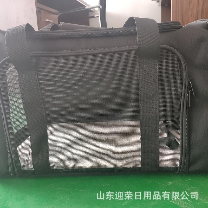 Manufacturers supply an upgraded version of the dog breathable Oxford cloth pet bag foldable portable pet out carrying bag green