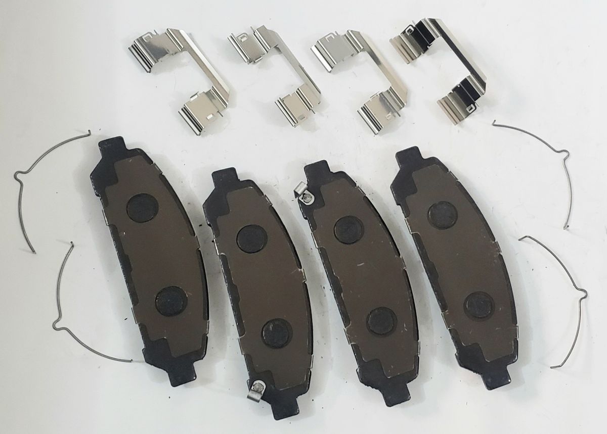 RAYBESTOS MGD 1401CH R-LINE CERAMIC FRONT BRAKE PAD SET