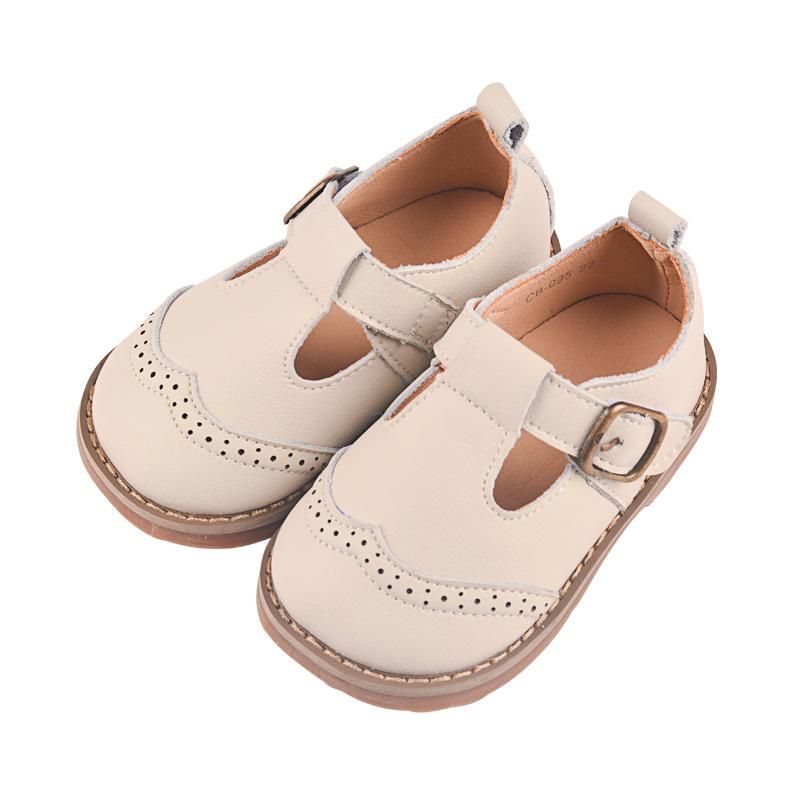 Children's leather   wearing children's shoes