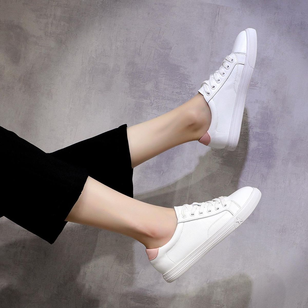 2022 leather small white shoes, soft soled round toe casual shoes, flat soles, color matching,